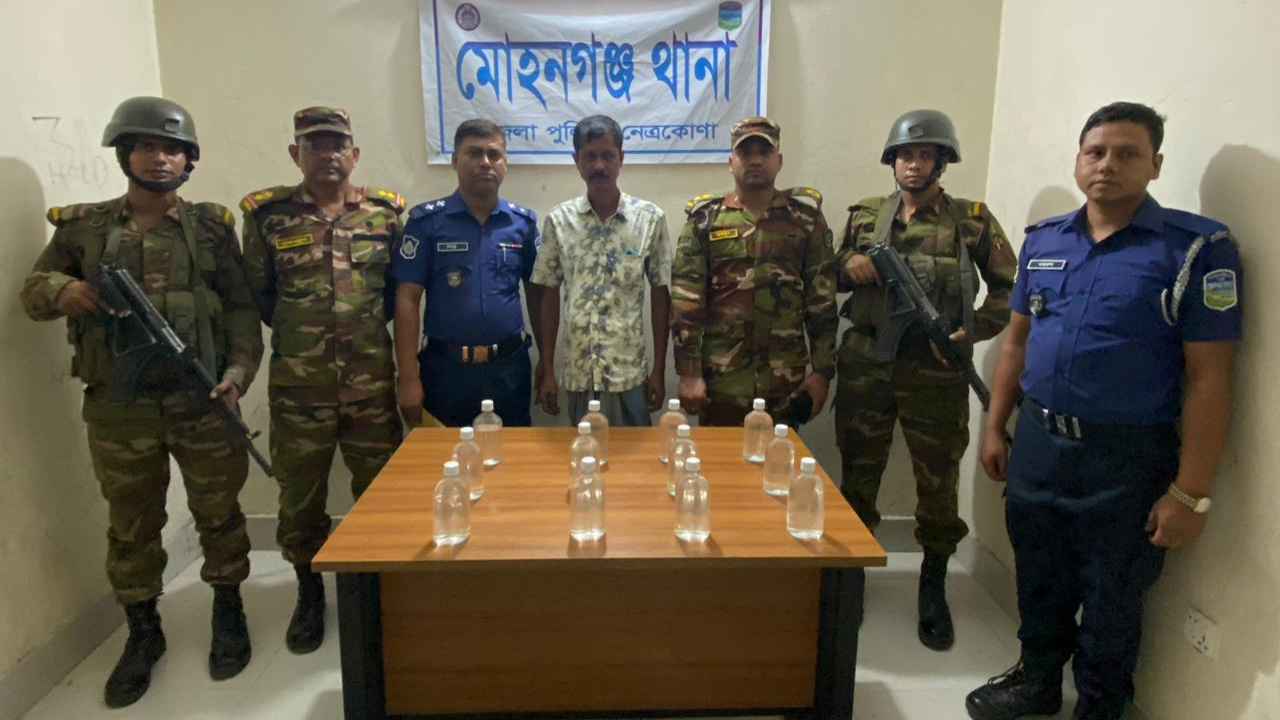 মোহনগঞ্জে ১২ বোতল মদসহ কারবারি গ্রেফতার